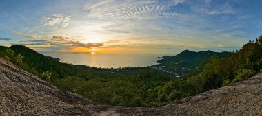 Koh Tao 'daki West Cost View Point' te günbatımı panoramik biçimde