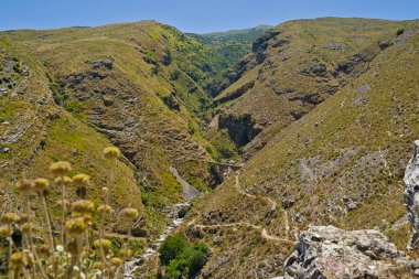 Cirokastra 'daki Ali Paşa Köprüsü' nde yaz boyunca sakin ve sakin bir dağ vadisi manzarası
