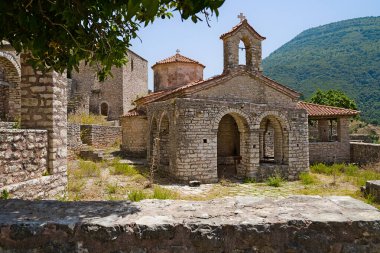 Terk edilmiş Shen Merise manastırı Kakome Sahili yakınlarında yer almaktadır. Manastırdan geçerek karadan kaçak olarak sahile ulaşabilirsiniz..