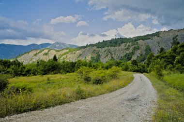 Hotova Dangell ulusal parkın ana yolu. Pistin ortasında çok tehlikeli hale gelen sert bir dönemeç.