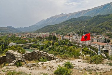 Şehir taşından Perment şehrine bakın Guri i Qytetit