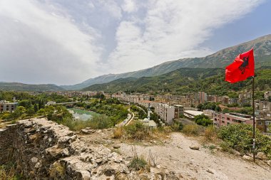 Şehir taşından Perment şehrine bakın Guri i Qytetit
