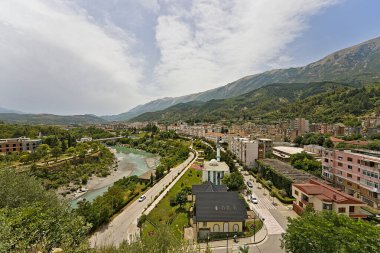 Şehir taşından Perment şehrine bakın Guri i Qytetit
