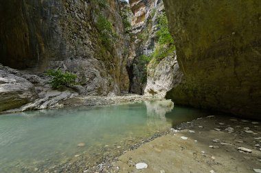 Lengarica Kanyonu 'nun içerideki izleri. Banyo ayakkabıları kanyonda yürümeyi şiddetle tavsiye eder..