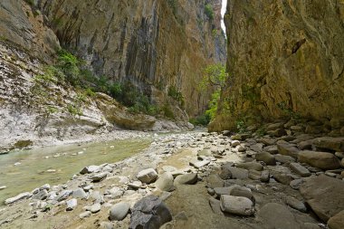 Lengarica Kanyonu 'nun içerideki izleri. Banyo ayakkabıları kanyonda yürümeyi şiddetle tavsiye eder..