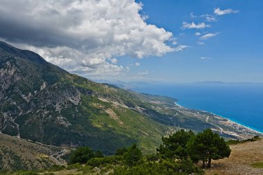 Llogara tüneli açılmadan kısa bir süre önce Arnavutluk 'un güney kesimindeki Llogara dağ geçidinden görüntü