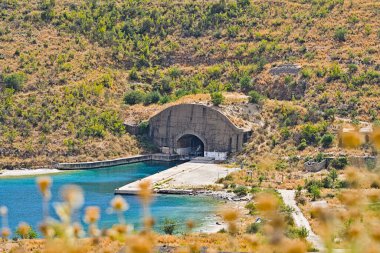 Enver Hoca zamanında Porto Palermo yakınlarında kullanılan denizaltı tüneli.