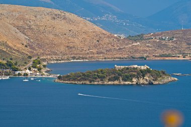 Dışarıdan Porto Palermo kalesi. Renksiz çok taş var.