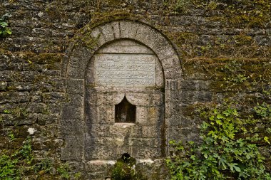 Mecit Camii 'nin kalıntıları ya da çeşmelerden biri sırasıyla.