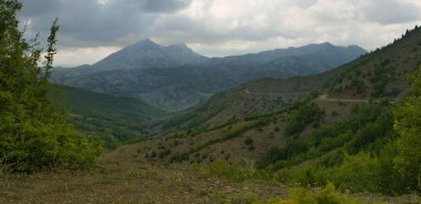 Kurak yaz koşullarına rağmen yeşil manzaralı Hotova Dangell milli park manzarası