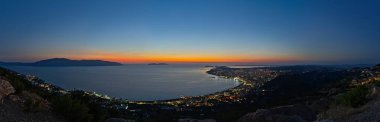 Gün batımında Vlora 'yı bir panorama kompozisyonunda izle