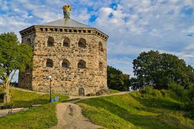 Skansen Kronan olay yeri ve şatosu bulutlu gökyüzü ve güneş mükemmel bir zamanda geliyor.