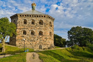 Skansen Kronan olay yeri ve şatosu bulutlu gökyüzü ve güneş mükemmel bir zamanda geliyor.