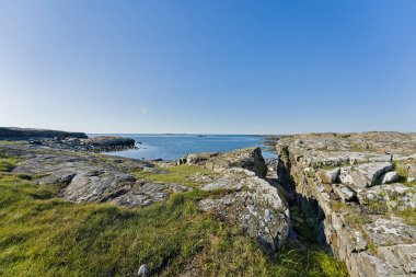 Roeroe adasının kıyı manzarası.