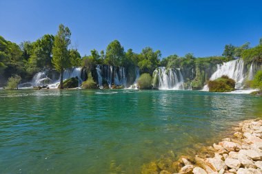 Kravice şelaleleri güneşli bir günde