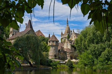 Vajdahunyad Şatosu Varosliget Ormanı 'nda güneşli bir günde