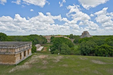 Bulutlu bir günde Uxmal 'deki Valilik Konutu