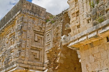 Bulutlu bir günde Uxmal 'deki Valilik Konutu
