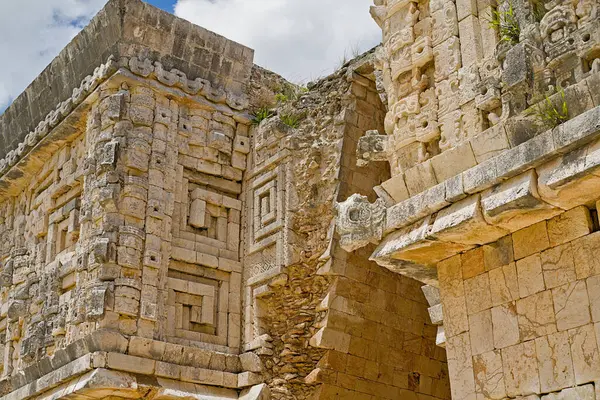 Bulutlu bir günde Uxmal 'deki Valilik Konutu