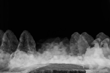 Bir Ürün Gösterimi için Alçak Önplan Kayası 'nın Çifte Maruziyeti, Taş Yüzeye Yakın Doğal Detayları Hayali Bulut ve Kayalık Arkaplan ile Göstermek.