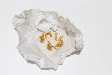 Lekeli Gıda Kağıdında Küçük Patates Cipsleri.