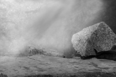 Bir Ürün Gösterimi için Alçak Kaya Çıkıntısı, Taş Yüzeye Yakın Doğal Detayları Gösteriyor, Misty Bokeh Balls Arkaplanı ile. 