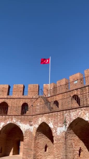 Gloriosa Bandera Turca Ondeando Sobre Castillo — Vídeo de stock