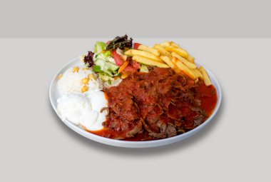 Donör kebap ve kızarmış patatesli geleneksel Türk yemeği.