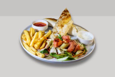 Et, sebze, peynir, domates salatası ve patates kızartmasıyla doldur.