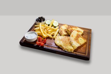 Etli sandviç, sebze, peynir, domates ve patates kızartması.