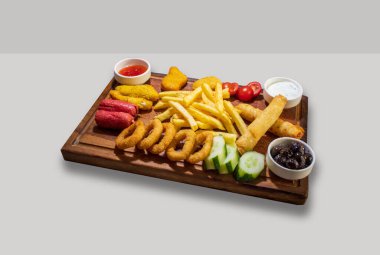 Kızarmış patates ve soslu patates kızartması..