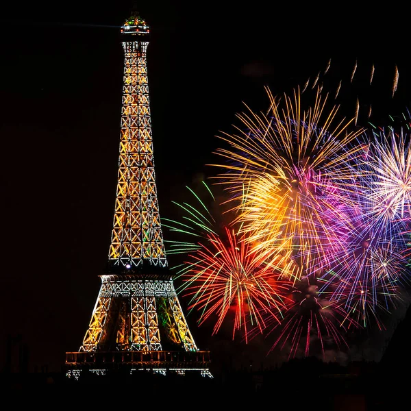 Des Feux Artifice Colorés Une Tour Eiffel Lumineuse Célébrant Juillet — Photo