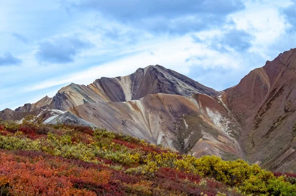 Tundra Colorida Sob Céu Azul Parcialmente Nublado Com Montanhas Fundo — Fotografia de Stock