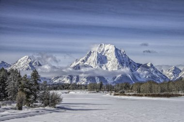 Kar ve buz, Wyoming 'deki Grand Teton Ulusal Parkı' nda Yılan Nehri 'nin Oxbow Bend' ini ve Moran Dağı 'nı kapladı.
