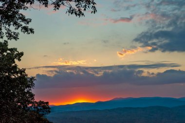 Dumanlı Dağlarda Alacakaranlık