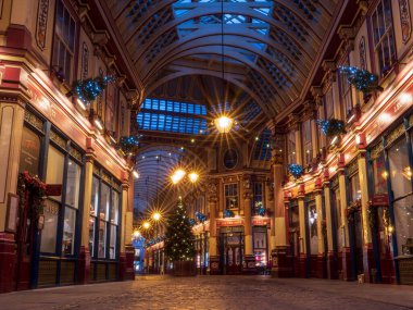 Londra 'daki Leadenhall Market' te sakin bir gecede Noel ağacının manzarası