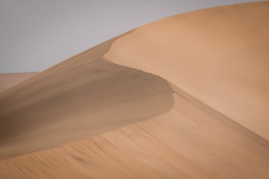 Swakopmund, Namibya yakınlarındaki Namib Çölü 'nde büyük bir kum tepesi boyunca uzanan kavisli bir tepe.