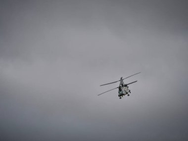 Bir İngiliz Chinook helikopteri Fairford 'daki Royal International Air Tattoo' da gösteri yapıyor.