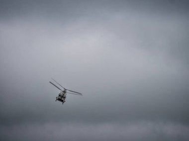 Bir İngiliz Chinook helikopteri Fairford 'daki Royal International Air Tattoo' da gösteri yapıyor.