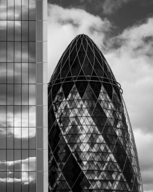 Londra 'daki Gherkin binasının tepesinin siyah beyaz görüntüsü.