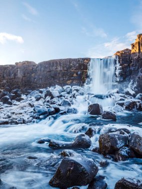 İzlanda 'nın orta kesimindeki Thingvellir' de bir şelalenin etrafındaki kayalıklarda donmuş su.