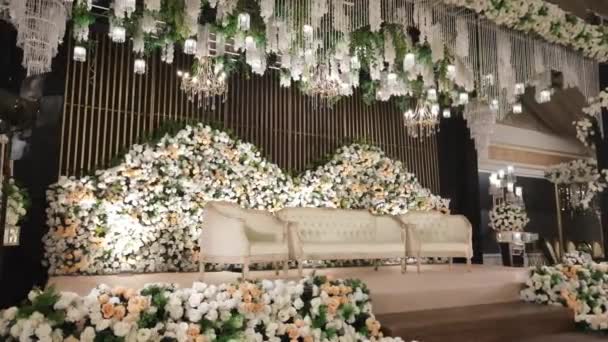 Drone Bilder Vacker Bröllopsceremoni Inredning Blomsterarrangemang Festlig Fin Miljö Med — Stockvideo