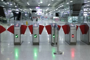 Kamu trenlerine giriş ve çıkış için otomatik kapılar. Metro sisteminin giriş ve çıkış yolları..