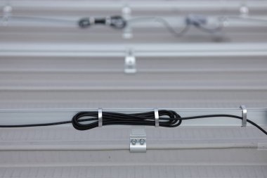 Güneş panellerindeki elektrik kablolarını rayların etrafına sarılmış düz alüminyum teller kullanarak düzenleyin. Açık hava kullanımı için alüminyum tel.