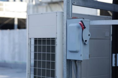 Güvenlik anahtarı operasyonel güvenlik için takıldı. Açık ve kapalı elektrik sistemleri için güvenlik anahtarı.