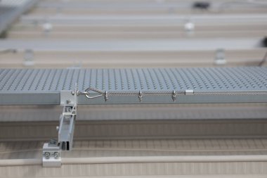 Yürüme yolunun kenarına hayat çizgisi sistemi kuruldu. Yükseklerde çalışmak ve yükseklikten düşmeyi önlemek için yaşam çizgisi sistemleri kurulur.