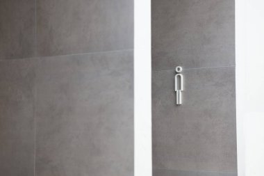 Erkekler tuvaleti tabelası tuvaletin girişindeki duvara asılmış durumda. Duvara bir erkek sembolü asılmış.. 