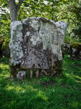 Bir portre mezar taşı, 18. yüzyıldan kalma güzel oyulmuş bir terzi figürü ve bazı aletleri var. Taş 1719 yılına ait.