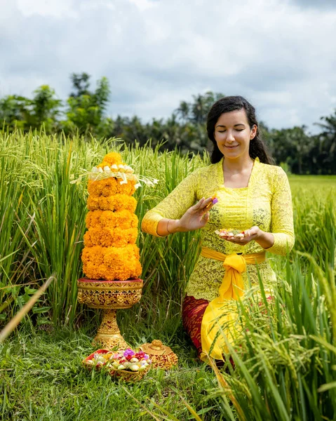 Mulher Caucasiana Vestida Com Traje Balinês Tradicional Orando Usando Ofertas — Fotografia de Stock