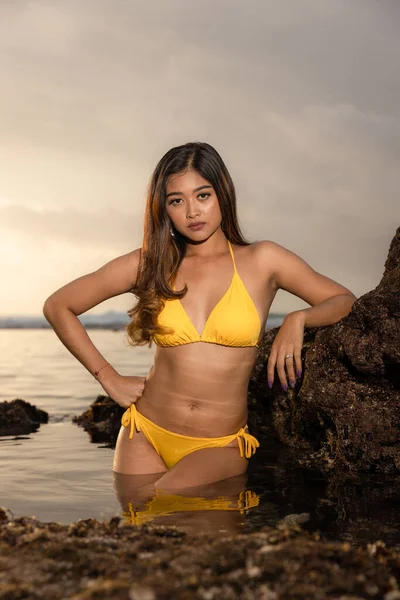 Gyönyörű Ázsiai Aki Naplementét Tölt Parton Vonzó Sárga Bikiniben Karcsú Jogdíjmentes Stock Képek